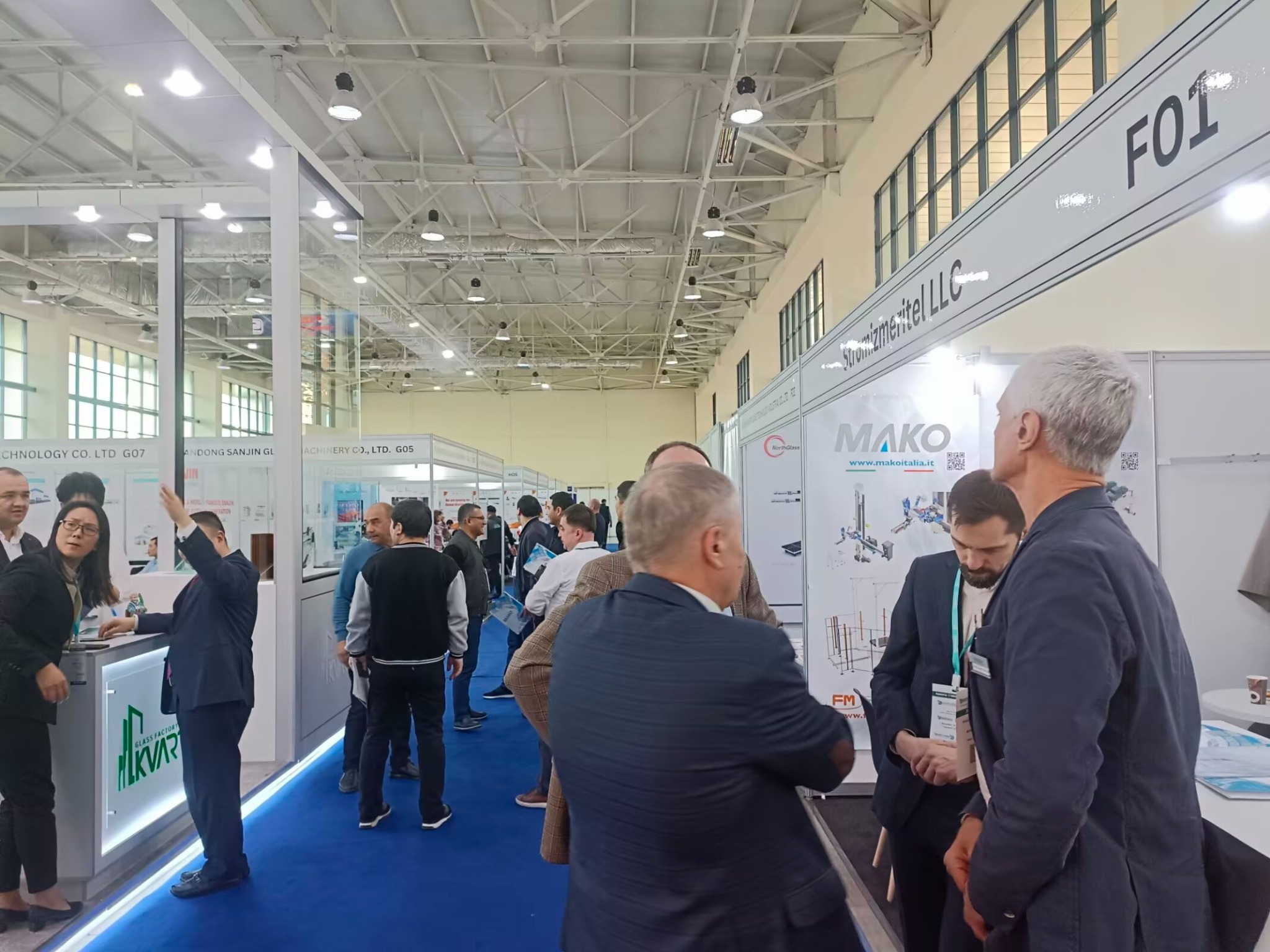 Business meetings on the UzGlass exhibition floor